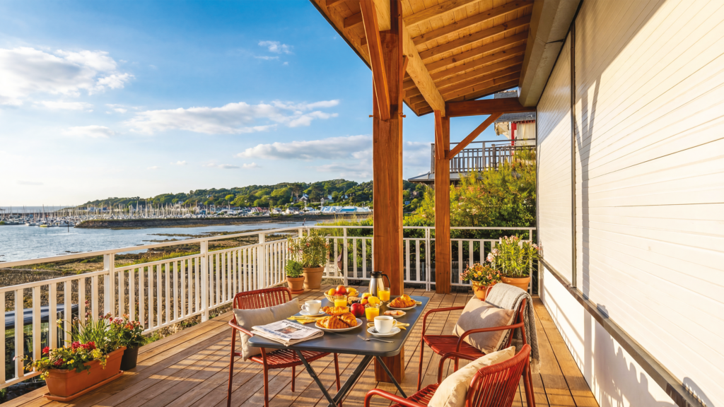 Terrasse en bord de mer, petit-déjeuner.
