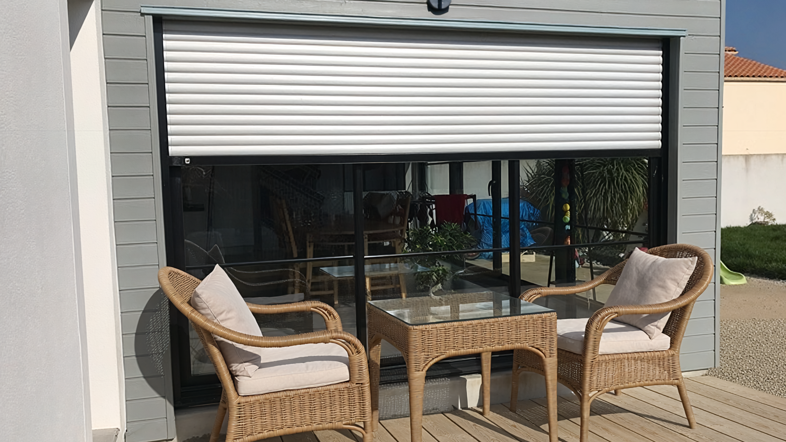 Terrasse avec chaises et volet roulant