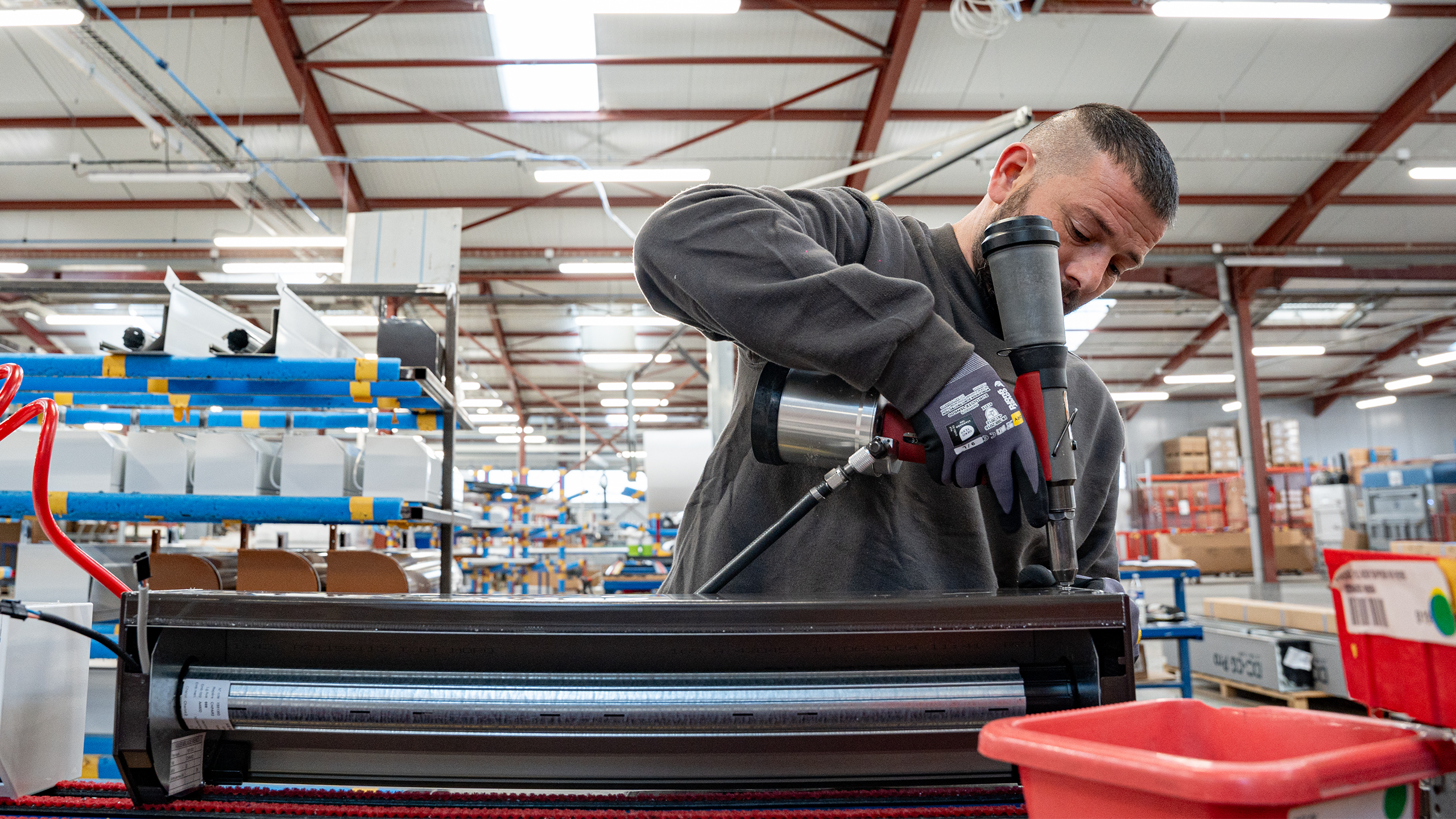 Homme travaillant sur une machine